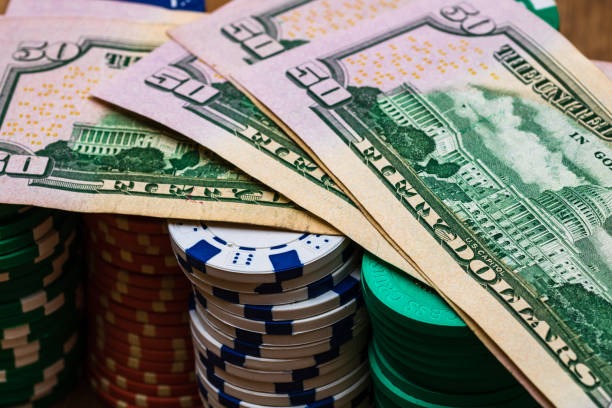 Dealer profesional di studio perplexcity membagikan kartu Texas Poker dengan multi-kamera berkualitas tinggi