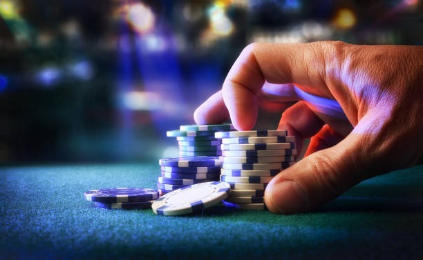 Dealer Three Card Poker di studio perplexcity membagikan kartu kepada pemain