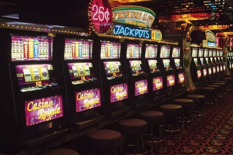Layar interaktif meja Three Card Poker dengan taruhan Pair Plus dan Ante Bonus