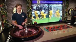 Dealer profesional di studio live perplexcity menyiapkan meja blackjack dengan kartu remi berkualitas tinggi
